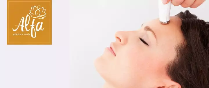 Sessões de Radiofrequência Facial com desconto na Estética Alfa. Imagem mulher com aparelho na testa