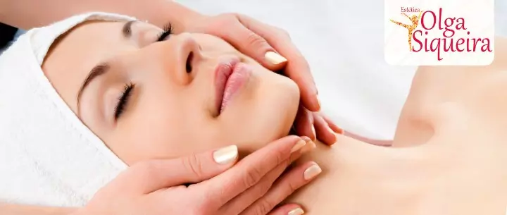 Oferta para limpeza de pele na Estética Olga Siqueira. Imagem do rosto relaxado de uma mulher.