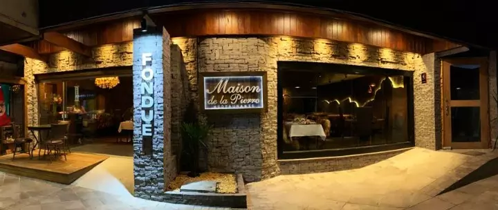 Sequência de fondue com picanha e filé mignon com desconto. Imagem da fachada do Maison de La Pierre