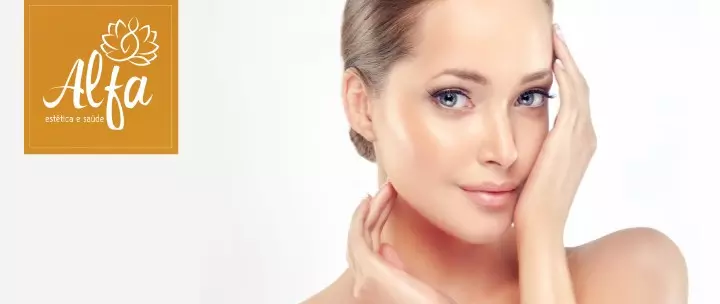 Sessões de Radiofrequência Facial com desconto na Estética Alfa. Imagem mulher com aparelho na testa
