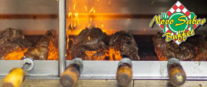 Imagem das carnes assadas no Novo Sabor Buffet.