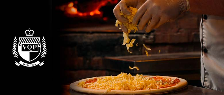 Imagem da pizza sendo preparada Vale Quanto Pesa.