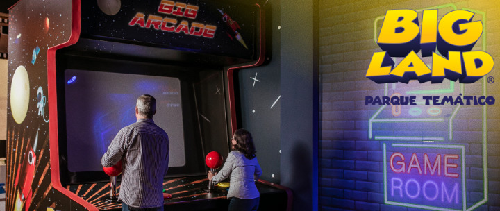 Imagem de família jogando no Big Arcade Gigante da Big Land.