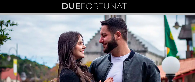 Imagem de casal no Natal Luz em Gramado Due Fortunati.