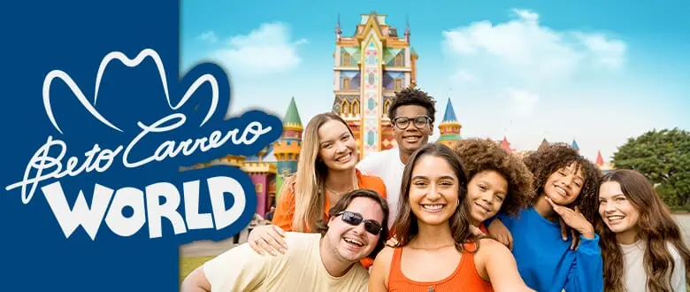 Selfie em frente ao Castelo do parque Beto Carrero World - Desconto do Tchê Ofertas.